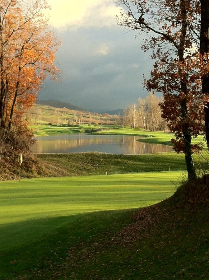 Golf Valcurone Hotel Momperone Bagian luar foto