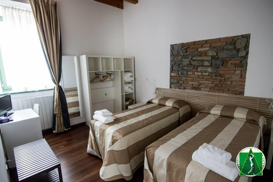 Golf Valcurone Hotel Momperone Bagian luar foto